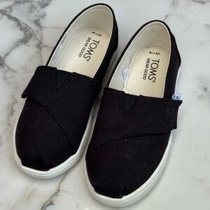NWOT TOMS Kids Black Canvas Sneakers